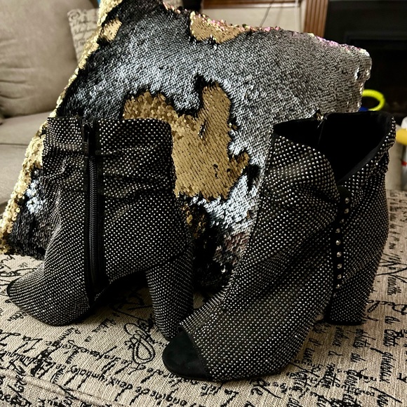 Gianni Bini Mareesha Ankle Boot - Picture 2 of 8